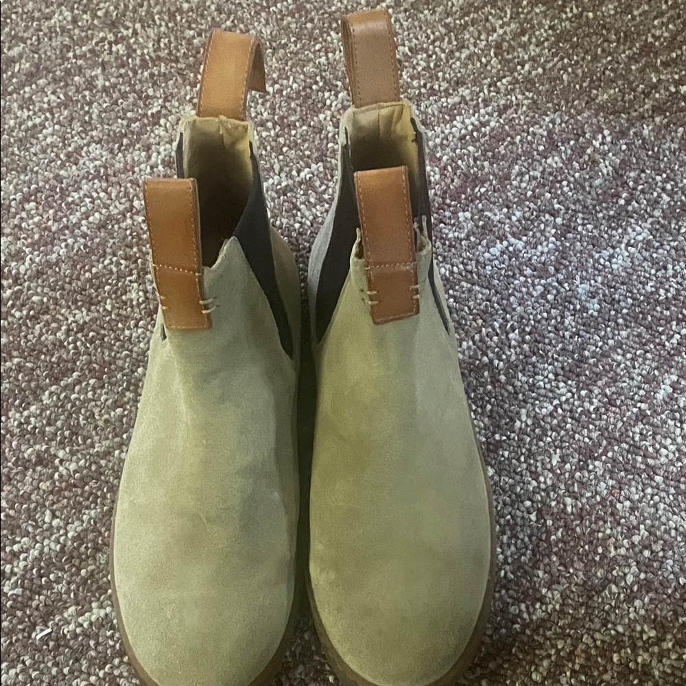 Stylish Suede Ankle Boots with Leather Accents